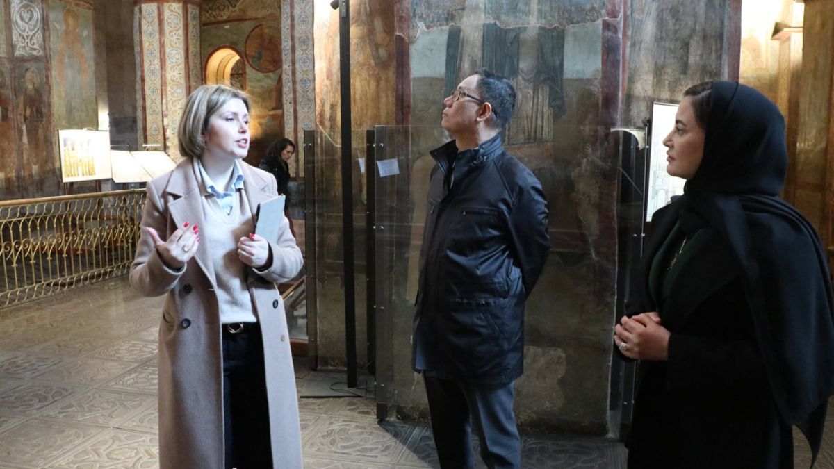 Посли Оману та Філіппін відвідали Софію Київську перед дипломатичною місією Посли Оману та Філіппін під час екскурсії Софійським собором у Києві напередодні дипломатичної місії