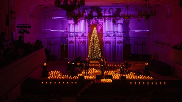 Схема на 2,5 млн: як на КЕВРЗ накрутили ціни на запчастини Київський гурт The Impressions Jazz Quintet виступає на сцені при свічках під час свого різдвяного концерту