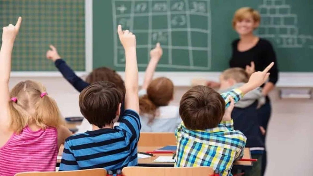 Осінні канікули в Києві: 10 правил для батьків, щоб діти були в безпеці Діти в класі підіймають руки і дивляться на вчителя, яка стоїть біля дошки