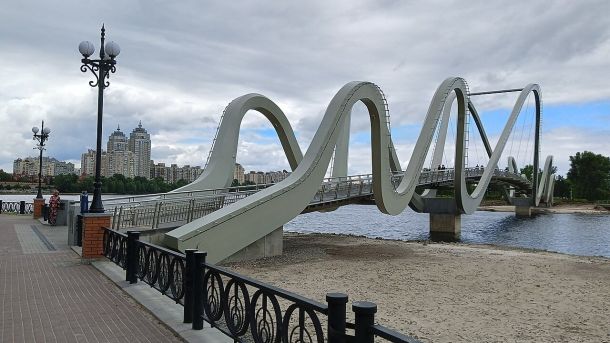 У столиці України сталися вибухи після попереджень про можливі атаки дронів-камікадзе У столиці України сталися вибухи після попереджень про можливі атаки дронів-камікадзе