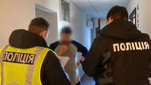 Поліція Києва затримала шахраїв під виглядом СБУ: вкрали 9 млн у киянок Поліцейські НПУ під час затримання посадовця КП «Київтеплоенерго» у справі розтрати 400 тисяч гривень