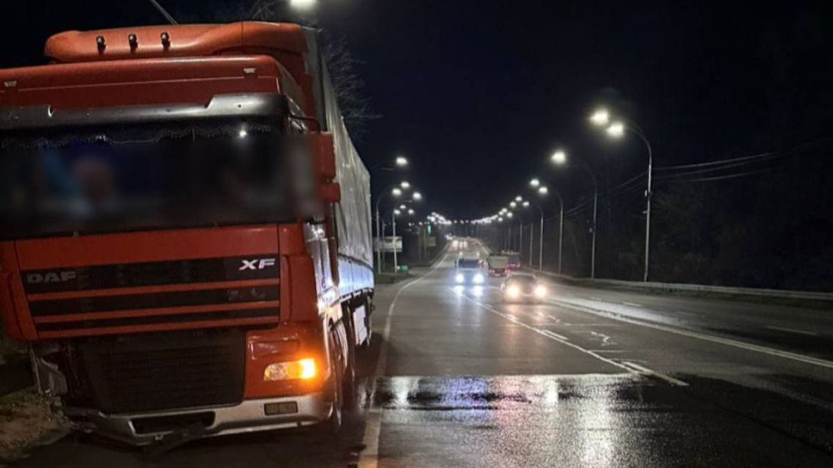 Вантажівка на швидкості протаранила відбійник у Києві Фура стоїть на дорозі вночі