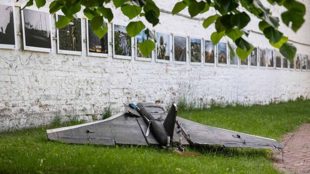 «Будинок шевського цеху» в Києві: пам'ятка, якої ніколи не було Збитий російський дрон-камікадзе на газоні біля стіни Національного заповідника «Софія Київська» на фоні фотовиставки бригади «Яструби»