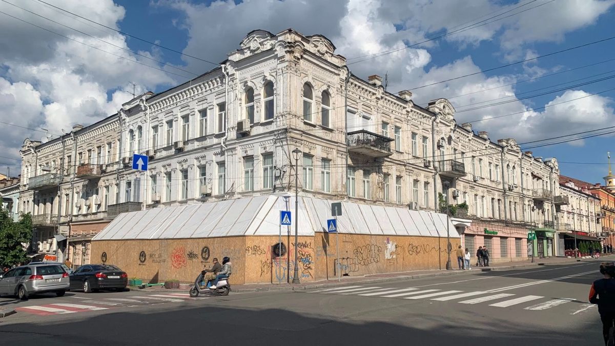 На Сагайдачного розбирають фасад історичного будинку Личкова без дозвільних документів На Сагайдачного розбирають фасад історичного будинку Личкова без дозвільних документів