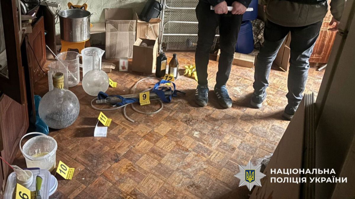 У Києві викрили квартирну нарколабораторію з виготовлення амфетаміну Поліцейські Києва під час обшуку квартирної нарколабораторії з виробництва амфетаміну