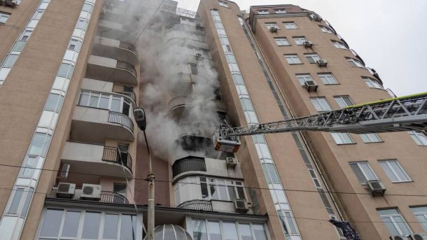 Вибух зарядної станції на Кудрявському: спалахнула пожежа в багатоповерхівці Пожежа в багатоповерховому будинку на Кудрявському узвозі