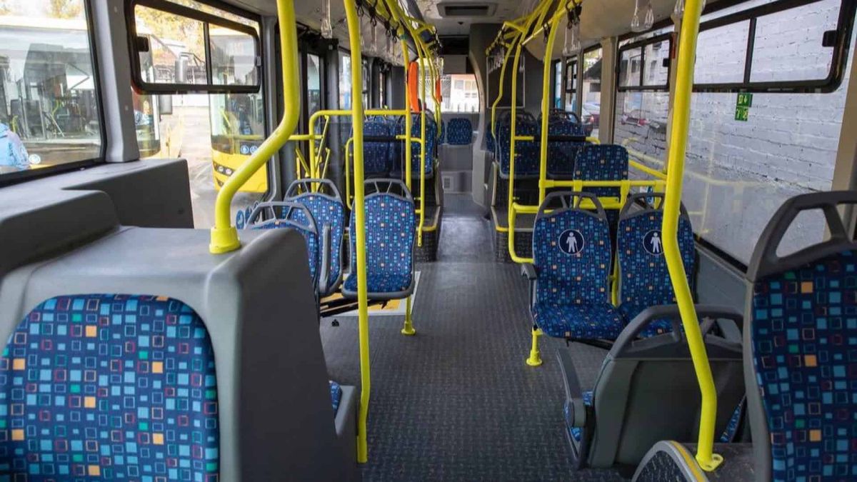 Київ: тролейбуси 6, 33 та автобуси 32, 99 змінять маршрути Салон міського автобуса в Києві, сині сидіння і жовті поручні