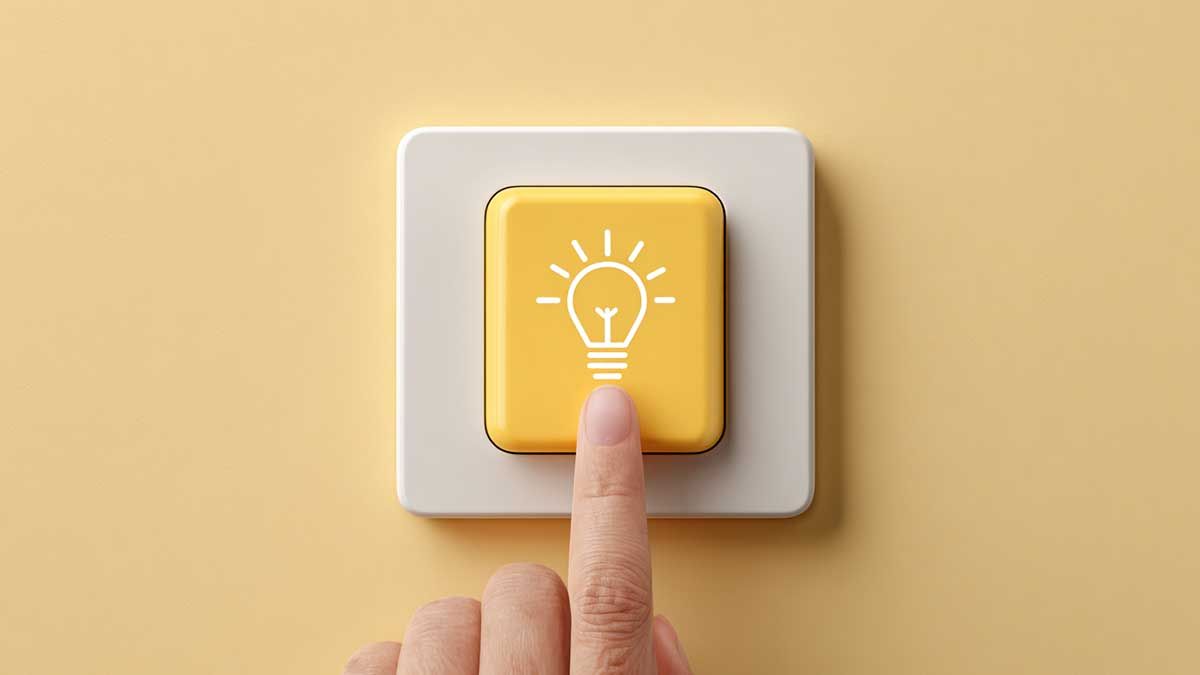 Нацполіція викрила схему із завищенням цін на електроенергію для військових Київщини та Одещини Палець натискає на жовту кнопку вимикача зі значком лампочки на світло-жовтому фоні