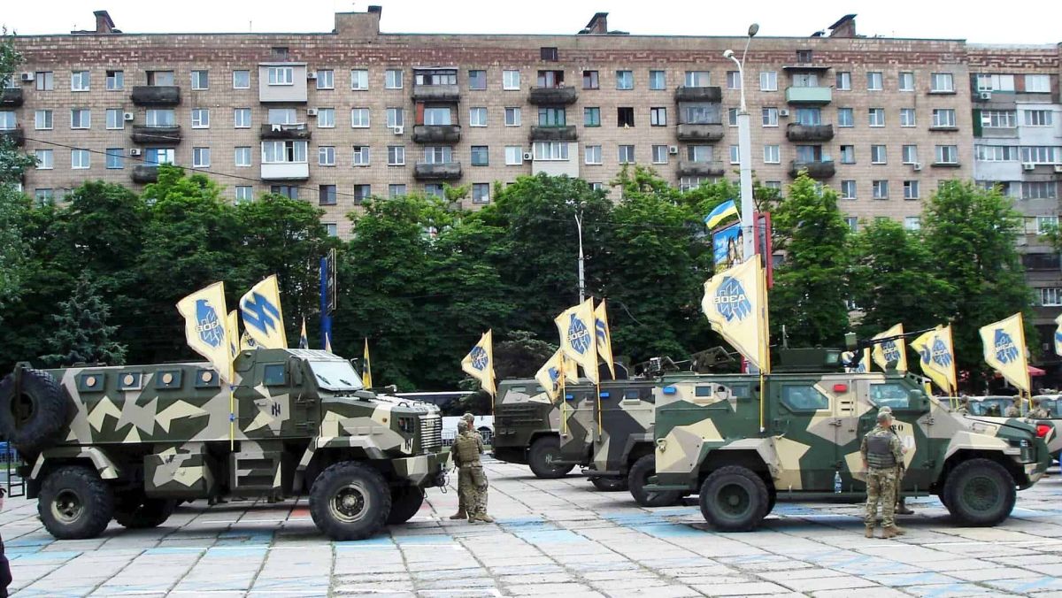 В Києві пройшла акція FreeAzov: кияни вимагають звільнення військовополонених Техніка полку «Азов» на майдані Свободи, Маріуполь, червень 2016 року