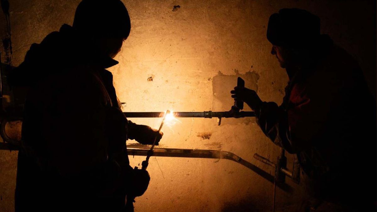 У 3200 будинках Києва досі немає тепла: Кулеба назвав райони Двоє комунальників розігрівають труби