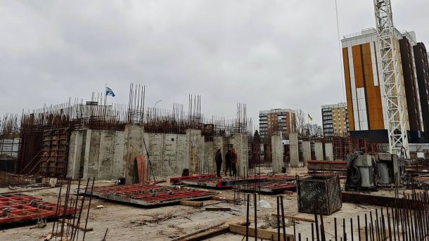 Як у Бородянці зводять багатоповерхівки на місці знищених у 2022 році Фундамент будинку в Бородянці