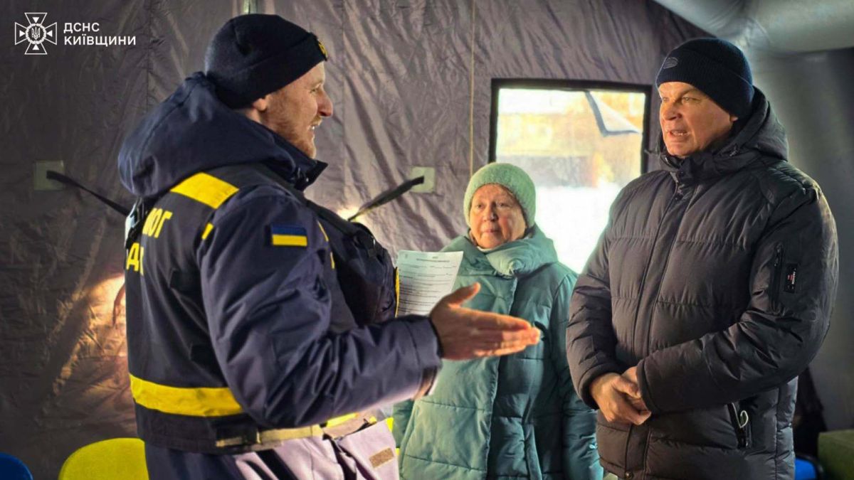 У Броварах та Борисполі рятувальники та залізничники створили місця для обігріву Психолог ДСНС і люди в пункті незламності