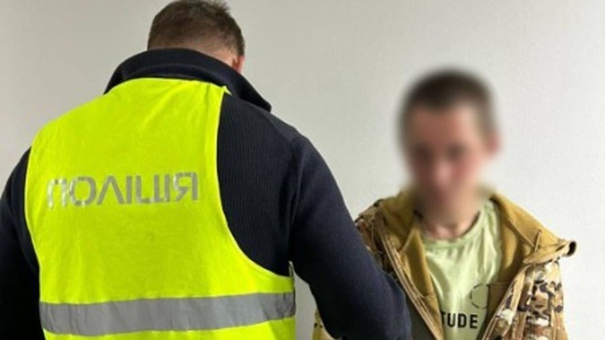 У Києві чоловік пограбував пораненого військового на візку: загрожує до 10 років ув’язнення Поліцейський у формі з жовтою жилеткою з написом "Поліція" спілкується з підлітком у камуфляжній куртці, що ілюструє роботу правоохоронних органів у Києві.
