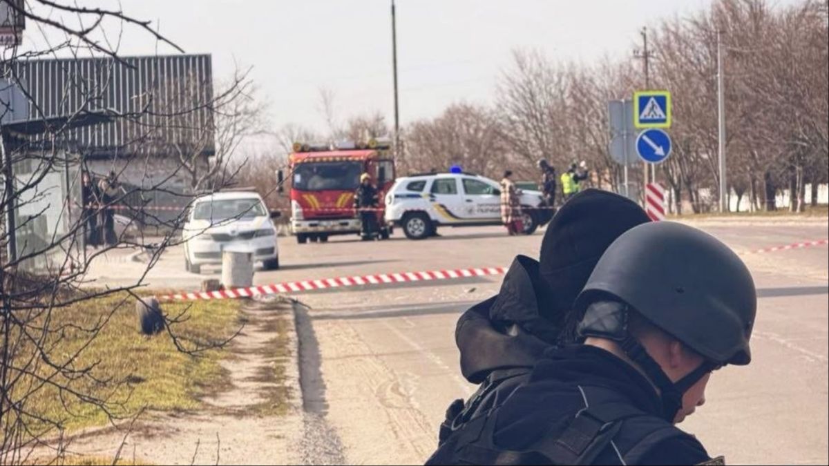 Вибух у смітнику в Білій Церкві: 11-річну дитину госпіталізовано Поліцейські Київщини працюють на місці вибуху у сміттєвому баку в Білій Церкві, де травмовано 11-річну дитину