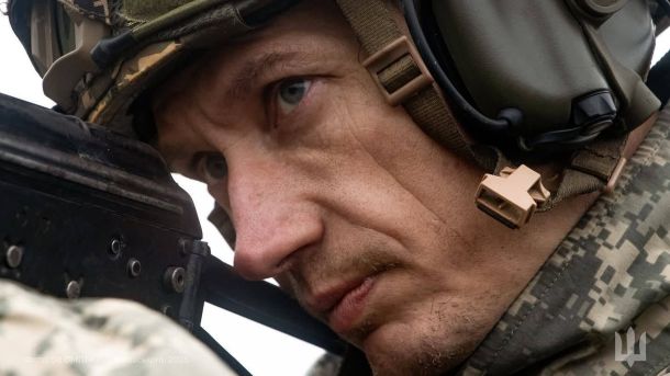 Київська митниця озброює ремонтників ЗСУ контрабандою Боєць ЗСУ прицілюється перед пострілом