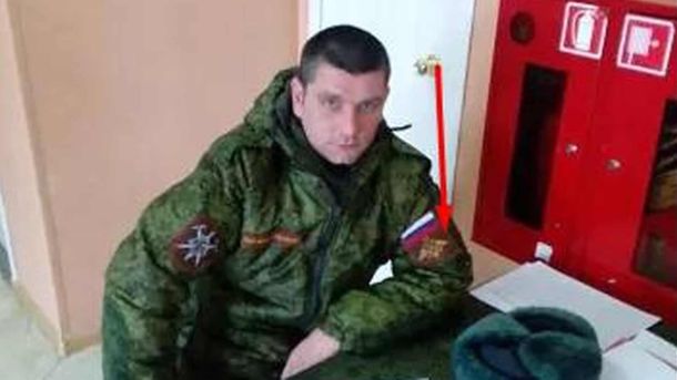 Суд Києва відхилив позов прокуратури про виселення «Нової пошти» з гуртожитку КНУ Російський військовий сидить за столом у формі військового РФ