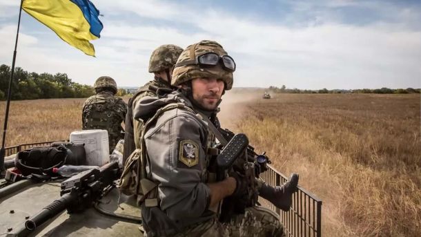 Втрати Росії 30 грудня: понад 1220 окупантів та 400 дронів за добу Солдати їдуть на броньованій техніці