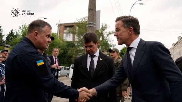 Генштаб назвав втрати армії РФ станом на 23 серпня 2025 року Голова ДСНС Андрій Даник тисне руку генсеку НАТО Марку Рютте на місці російського удару в Шевченківському районі Києва