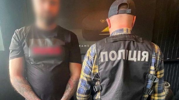 Підприємця підозрюють у продажу фіктивної інвалідності за $25 000 Поліція Києва затримала 38-річного підприємця, який обіцяв оформити фіктивну інвалідність військовозобов'язаному за $25 000 для виїзду з України