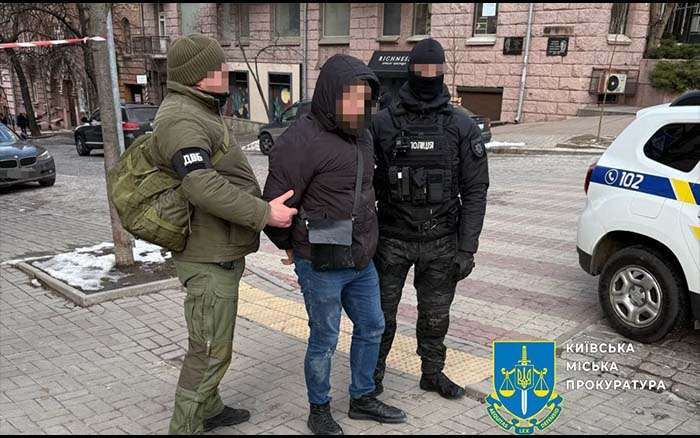 У Києві викрили працівника міграційної служби за хабар у 750 доларів У Києві викрили працівника міграційної служби за хабар у 750 доларів