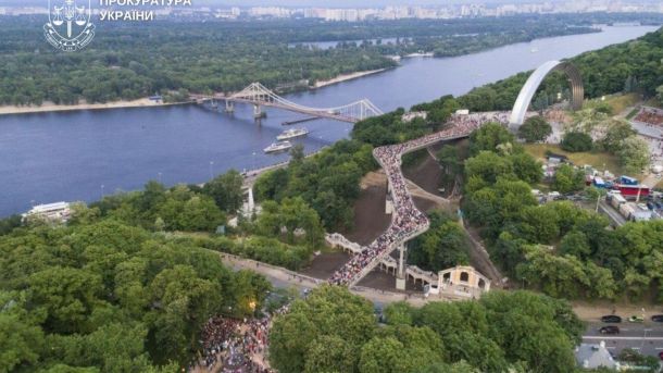 Чоловік пограбував киянку приставивши до її спини іграшковий пістолет: загрожує 8 років Колишній директор Центрального парку у Києві списав атракціо