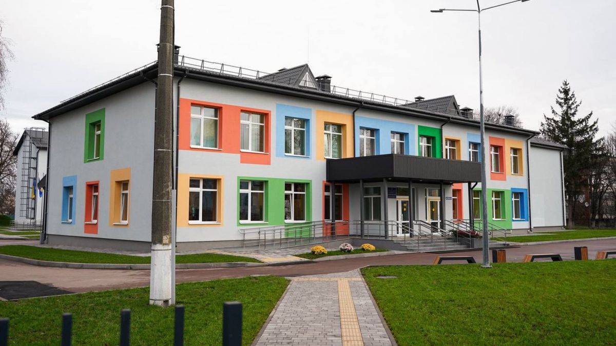 На Київщині відбудували школу, спалену танком окупантів: де саме Двоповерхова будівля школи, розмальована різними кольорами