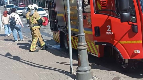 SLAPP в Києві: як забудовники судяться з активістами Пожежний автомобіль ДСНС №2 Київ на Поштовій площі під час ліквідації пожежі у підземному переході 15 травня 2026 року
