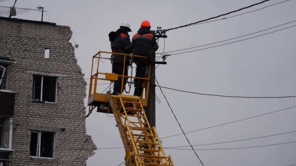 Київ без світла до 17 годин: оновлені графіки відключень на 24 грудня Двоє електриків на підйомнику проводять ремонт на електричному стовпі
