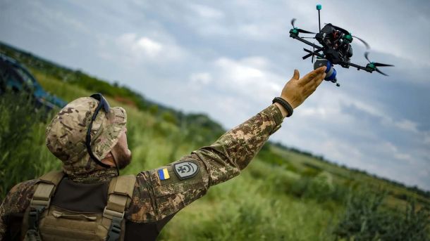 Втрати Росії за добу: ЗСУ знищили 1140 окупантів, 256 БПЛА та 48 артсистем Український військовий запускає дрон