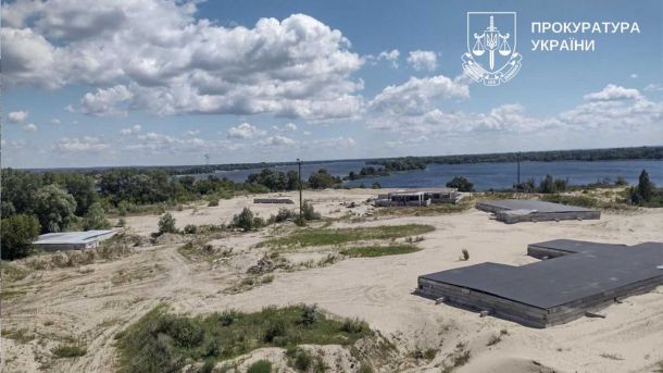 У Києві поліцейський кінолог із собакою розшукав 13-річного хлопця, який пішов з дому Острів Жуків на Дніпрі, недобудови