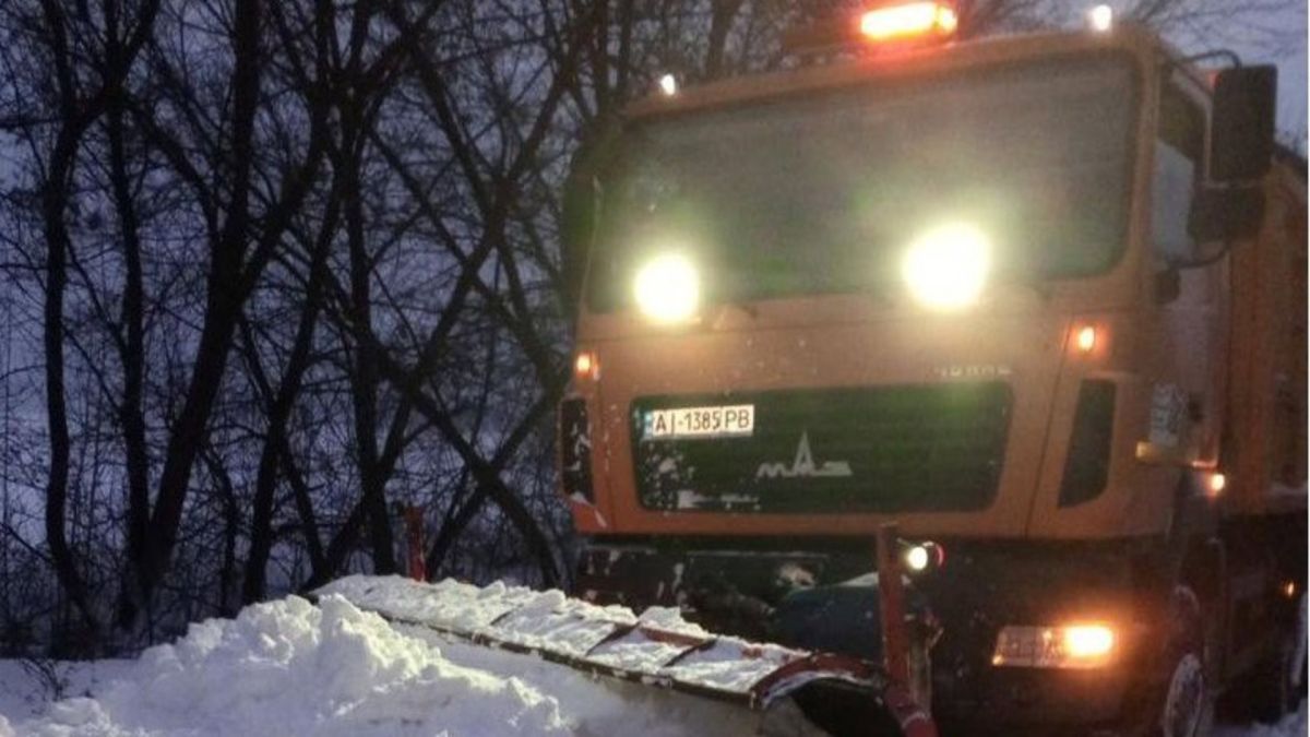 Контактні номери диспетчерських служб і стан доріг області 29 грудня Снігоочисна машина під час роботи