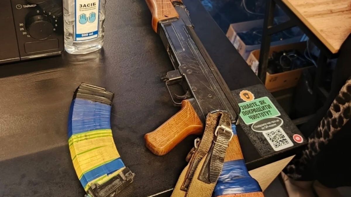 46-річний киянин лякав відвідувачів і персонал супермаркету муляжем автомата: йому загрожує штраф або виправні роботи Вилучений муляж автомата