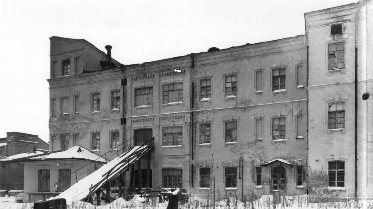 24 січня, була пошкоджена історична будівля фабрики Roshen Архівне чорно-біле фото фабрики Roshen