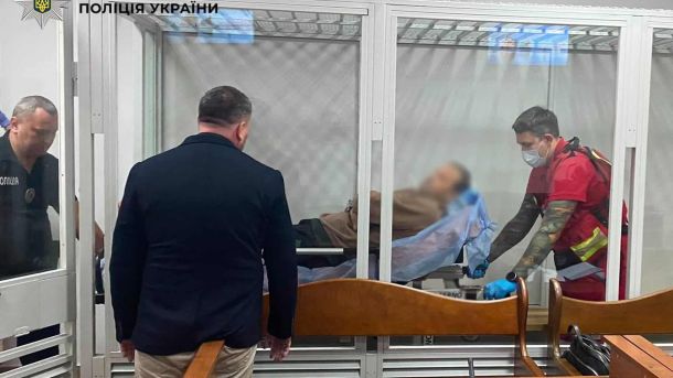 Передав метадон у залі суду: киянин постане перед судом Підозрюваний водій Mercedes лежить на ношах у скляній клітці зали суду, поруч медик та поліцейський — засідання щодо обрання запобіжного заходу після ДТП на Чоколівському бульварі