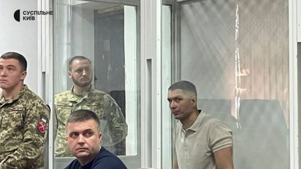 САП оголосила про завершення слідства у справі 4 осіб, які заволоділи 15 млн грн «Укрзалізниці» Судове засідання: чоловік у клітці для підсудних поруч із військовими