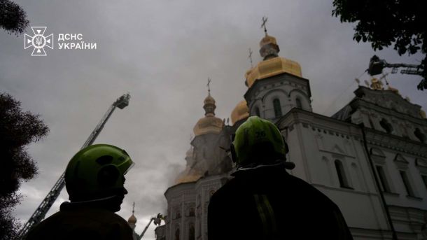Яготин: жінка загинула під колесами електропотяга «Гребінка – Київ» Рятувальники ДСНС біля Успенського собору Києво-Печерської лаври, оповитого димом після російського удару 15 червня