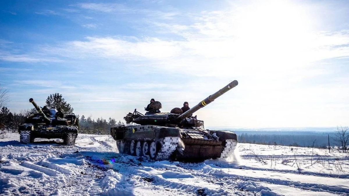 Втрати РФ на 1 березня: 870 окупантів та 1 722 дрони Українські бойові танки на засніженому полі на бойових позиціях взимку