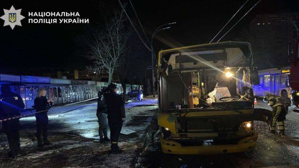 Вибухи під Києвом пошкодили залізницю: затримки потягів та поранені Розтрощений автобус