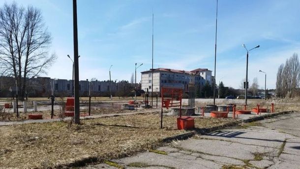 Ціни на продукти в Україні зросли на 21% — найбільше подорожчали яйця, яблука та м’ясо Покинуті споруди та обладнання на території з тріщинами в асфальті й занедбаною рослинністю