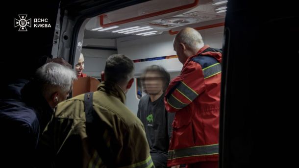 Молодь як рушій змін: у Києві пройшов форум «Державотворець: Покоління стійкості» Рятувальники ДСНС та медики надають допомогу юнаку, який впав у яму на Поштовій площі в Києві