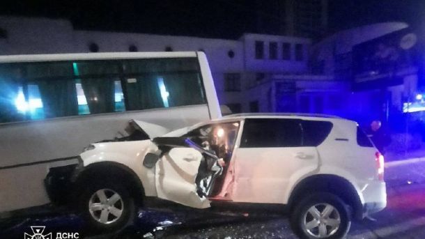 Поліція затримала іноземця за ножове поранення киянина у Печерському р-ні ДТП на Берестейському проспекті: рятувальники деблокували во