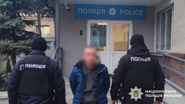 Чоловік напав на співмешканку з молотком у селі Старе — жінка в лікарні Затриманий чоловік біля двох поліцейських
