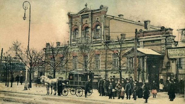 Волонтерам, які врятували пса Мішу з Теремків, надходять погрози Історична листівка початку XX століття: будівля станції швидкої медичної допомоги на Володимирській, 33 у Києві, кінний екіпаж і перехожі