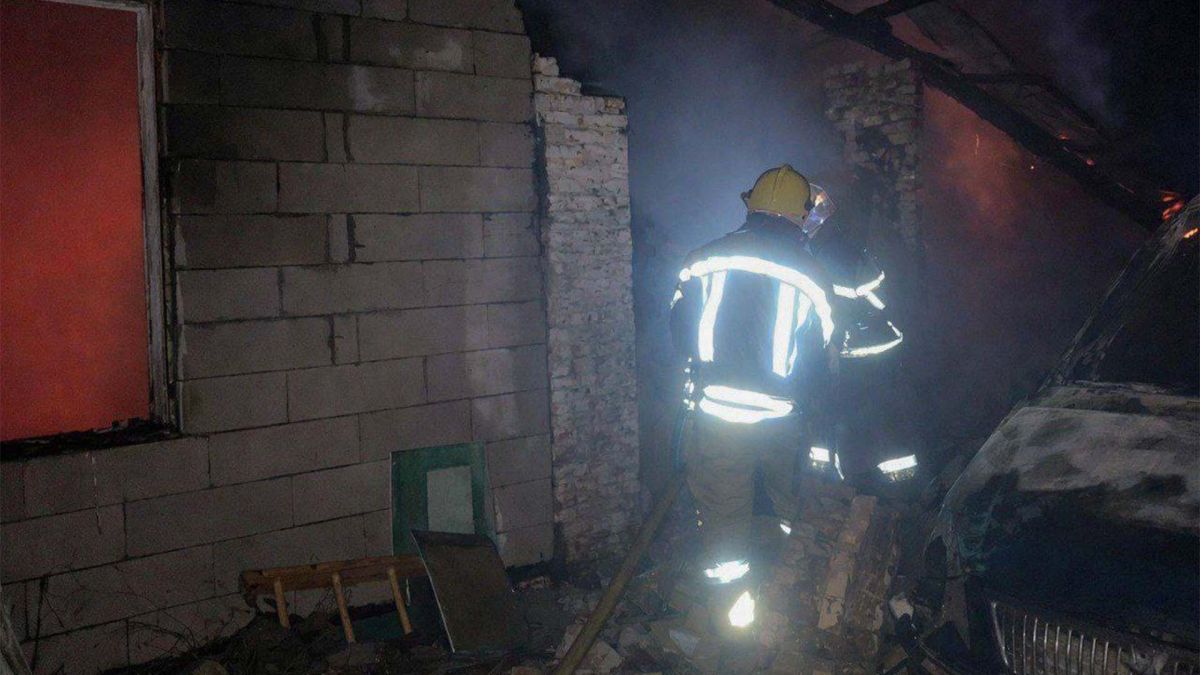 У Погребах діти постраждали через вибух газу: троє в лікарні Пожежник і згорівший автомобіль