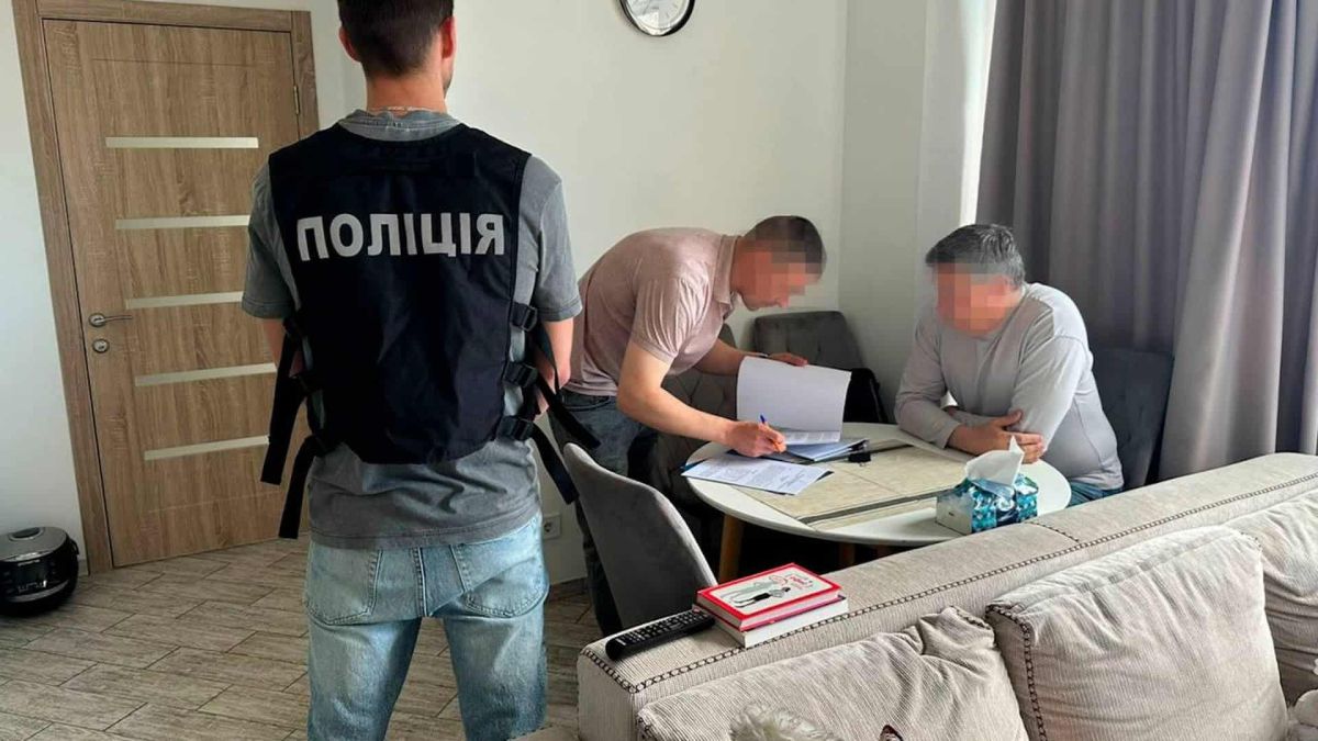 Ексміністр культури вивозив призовників під виглядом музикантів Будівля Міністерства культури України — чиновнику повідомили підозру у сприянні виїзду 8 чоловіків призовного віку під виглядом музикантів