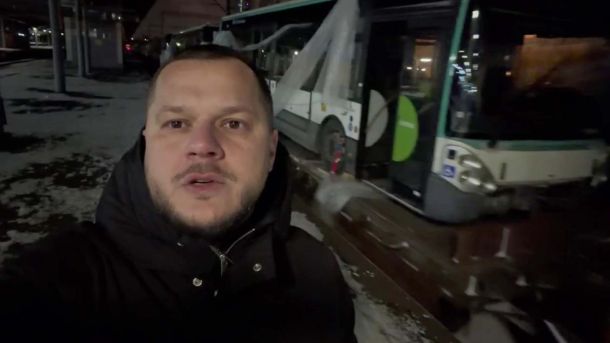 Сучасні автобуси з пандусами та GPS вийдуть на маршрути у семи громадах Микола Калашник на фоні автобусів що прибули в якості гуманітарної допомоги від Франції