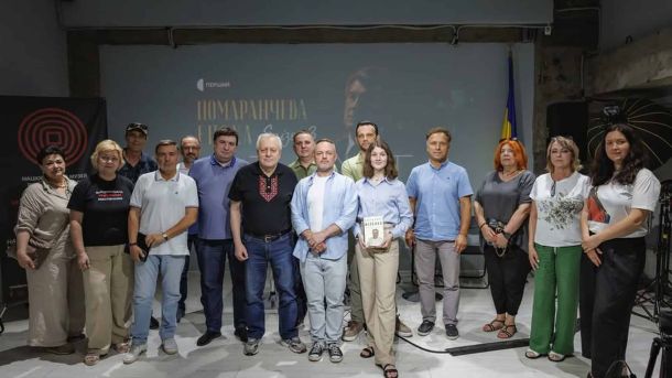 У музеї Майдану вперше показали «Отруту» про вибори 2004 року Учасники передпрем'єрного показу третього епізоду «Отрута» документального циклу «Помаранчева епоха» в музеї Майдану