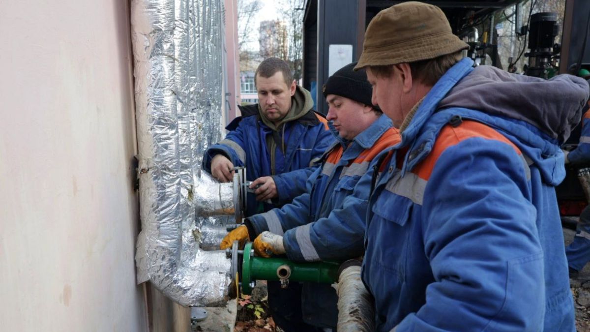 У Дніпровському районі почали повертати тепло після обстрілів Комунальники під час робіт із теплопостачання