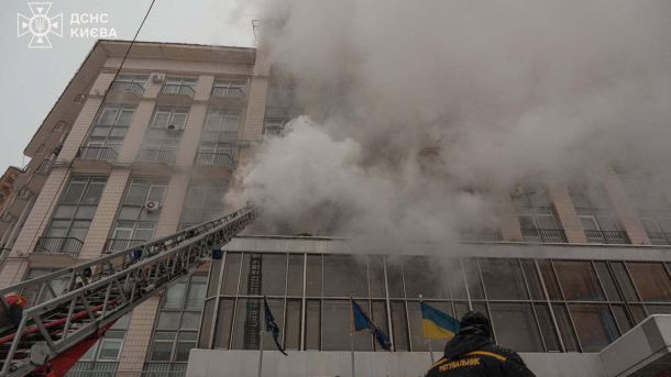 На Подолі заблоковано три маршрути через ожеледь Загальний вигляд на будівлю, яка в диму