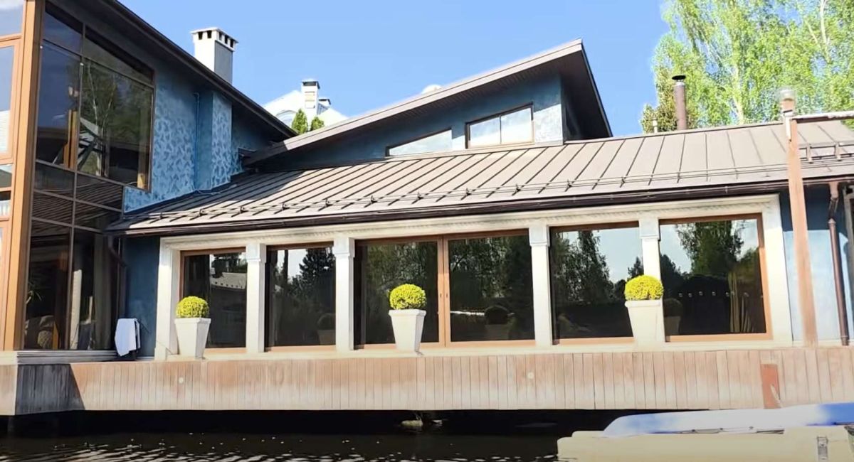 Розслідування: у Києві хабарі легалізують через казино та паркомісця, фігурує ексдепутат Комарницький Будинок Комарницького. Скриншот із відео Bihus.info